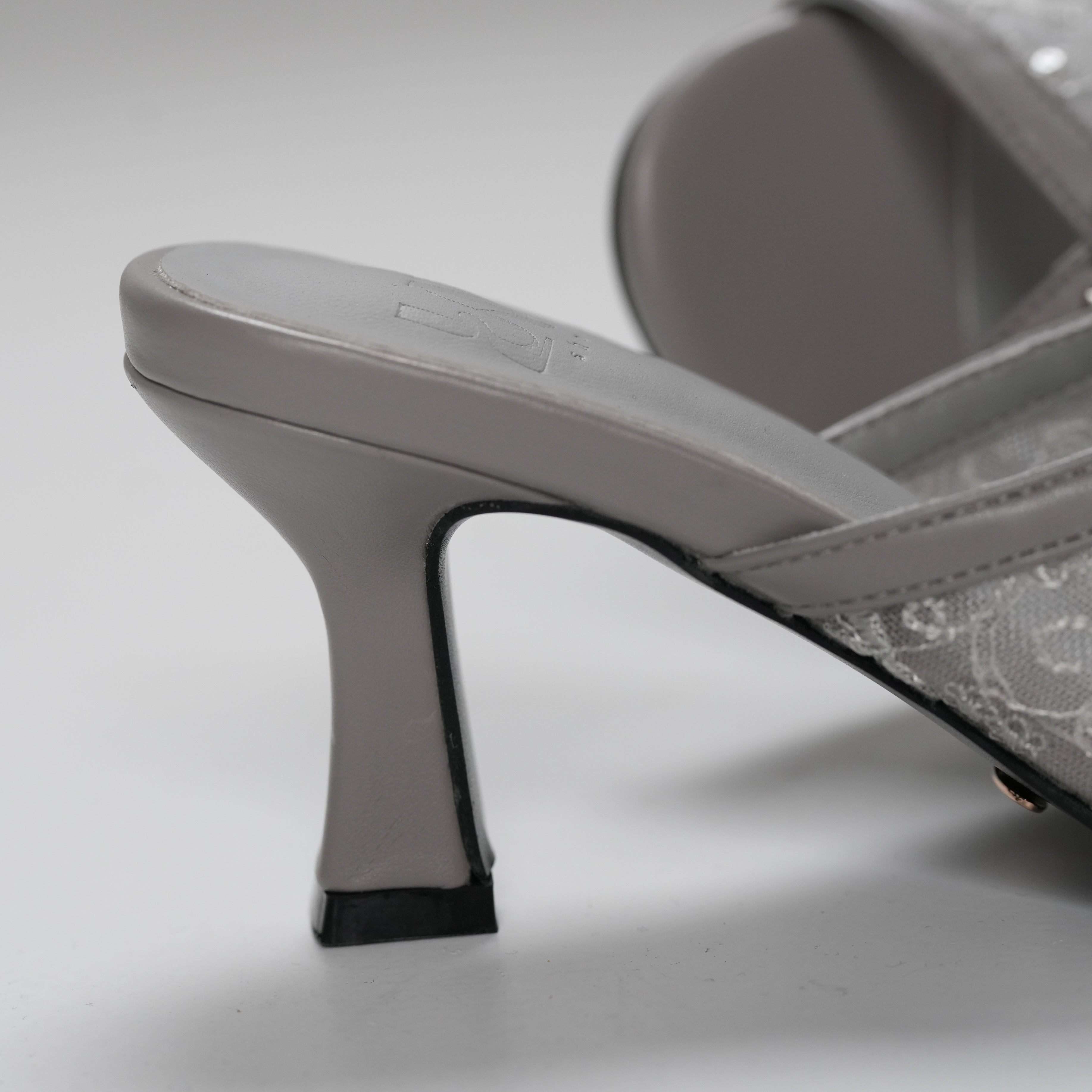 Kitty heel