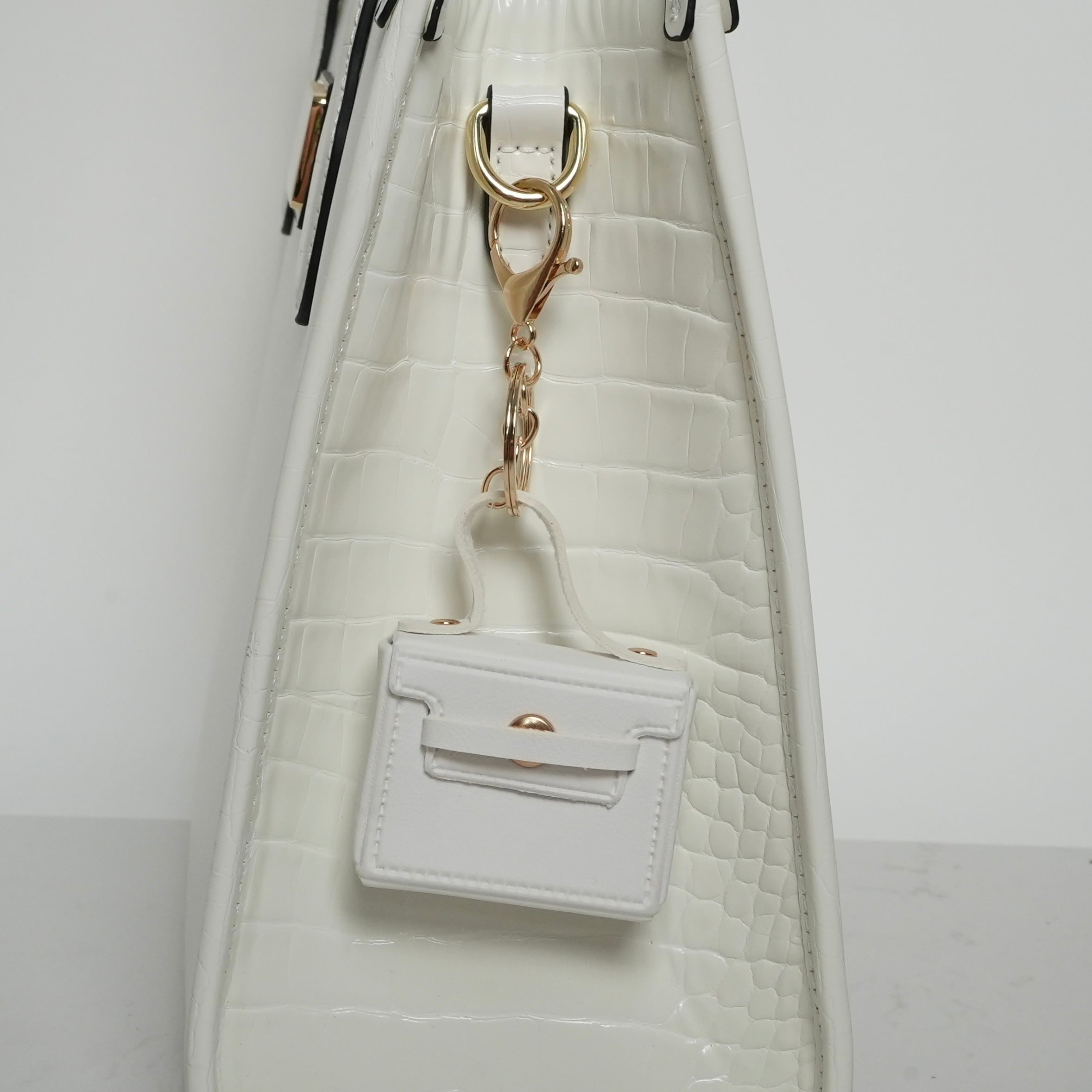WHITE CHAIN