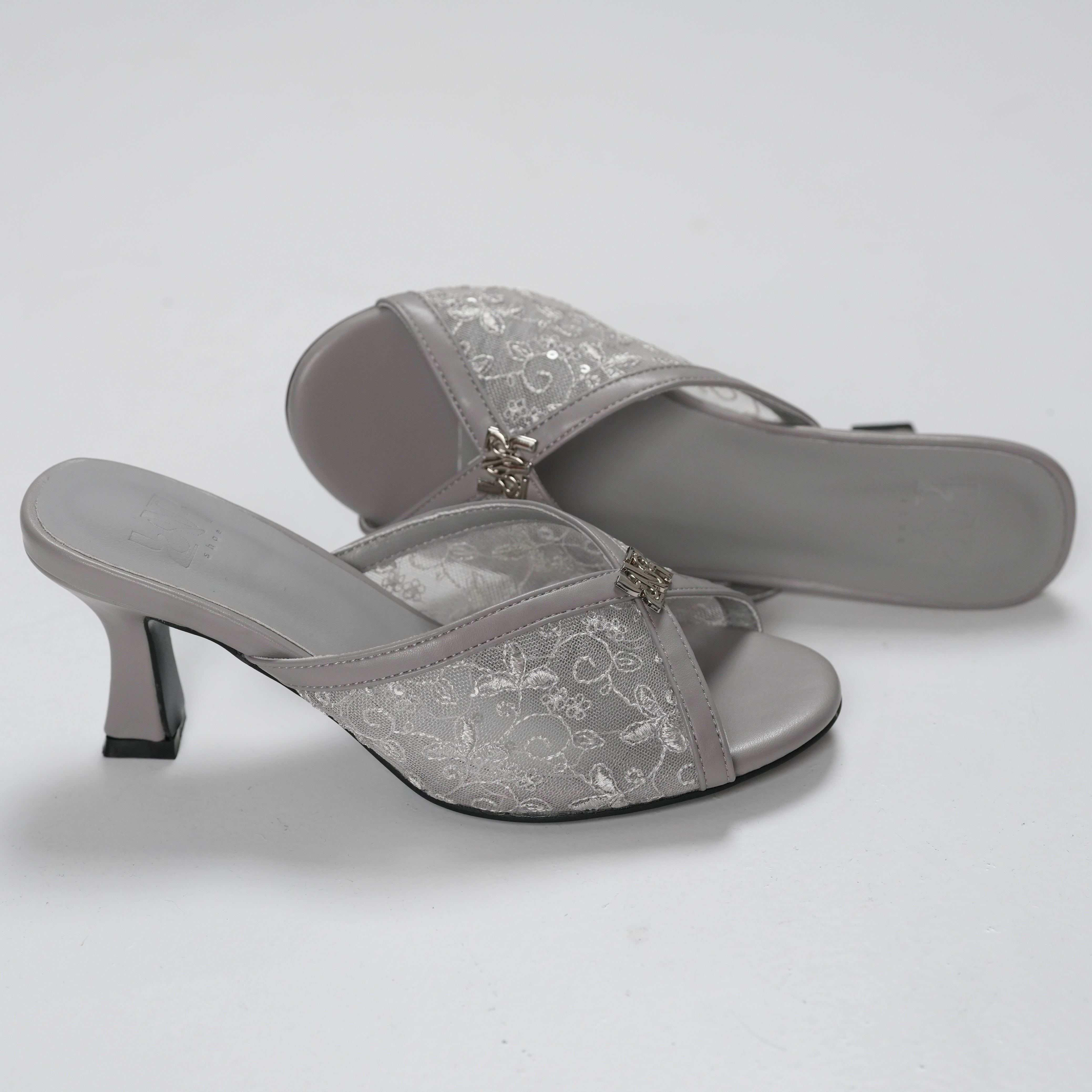 Kitty heel