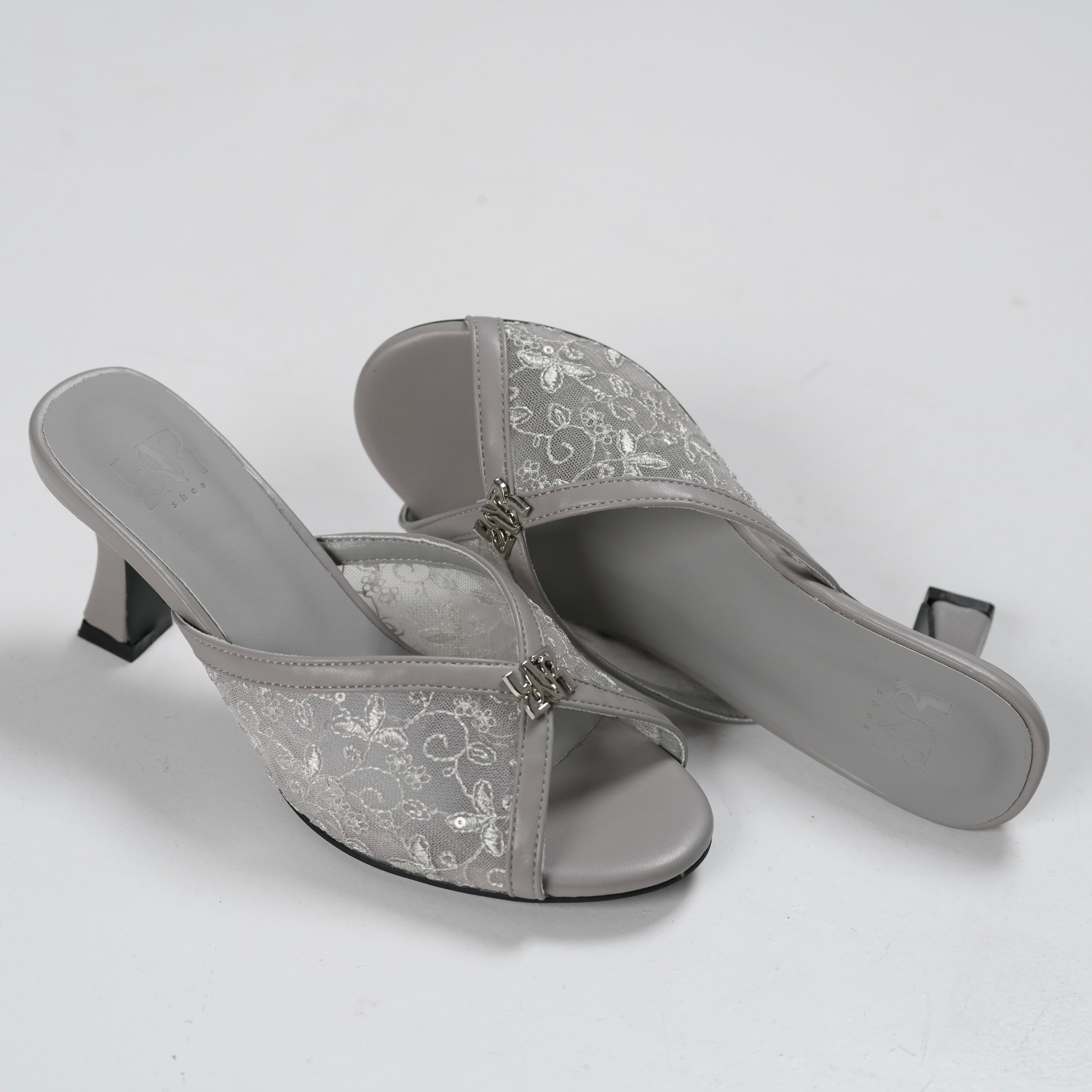 Kitty heel