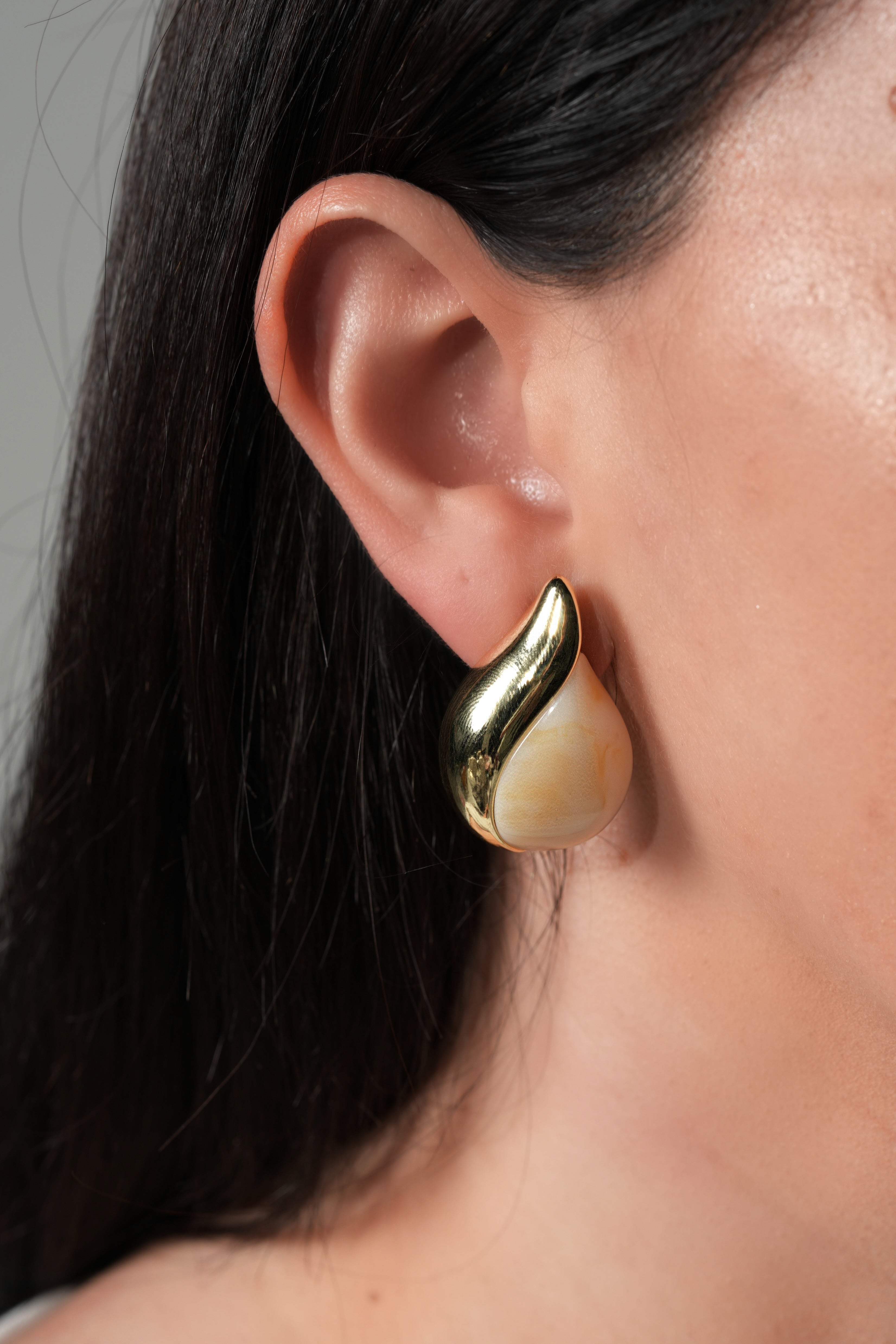 Off-white drop earrings