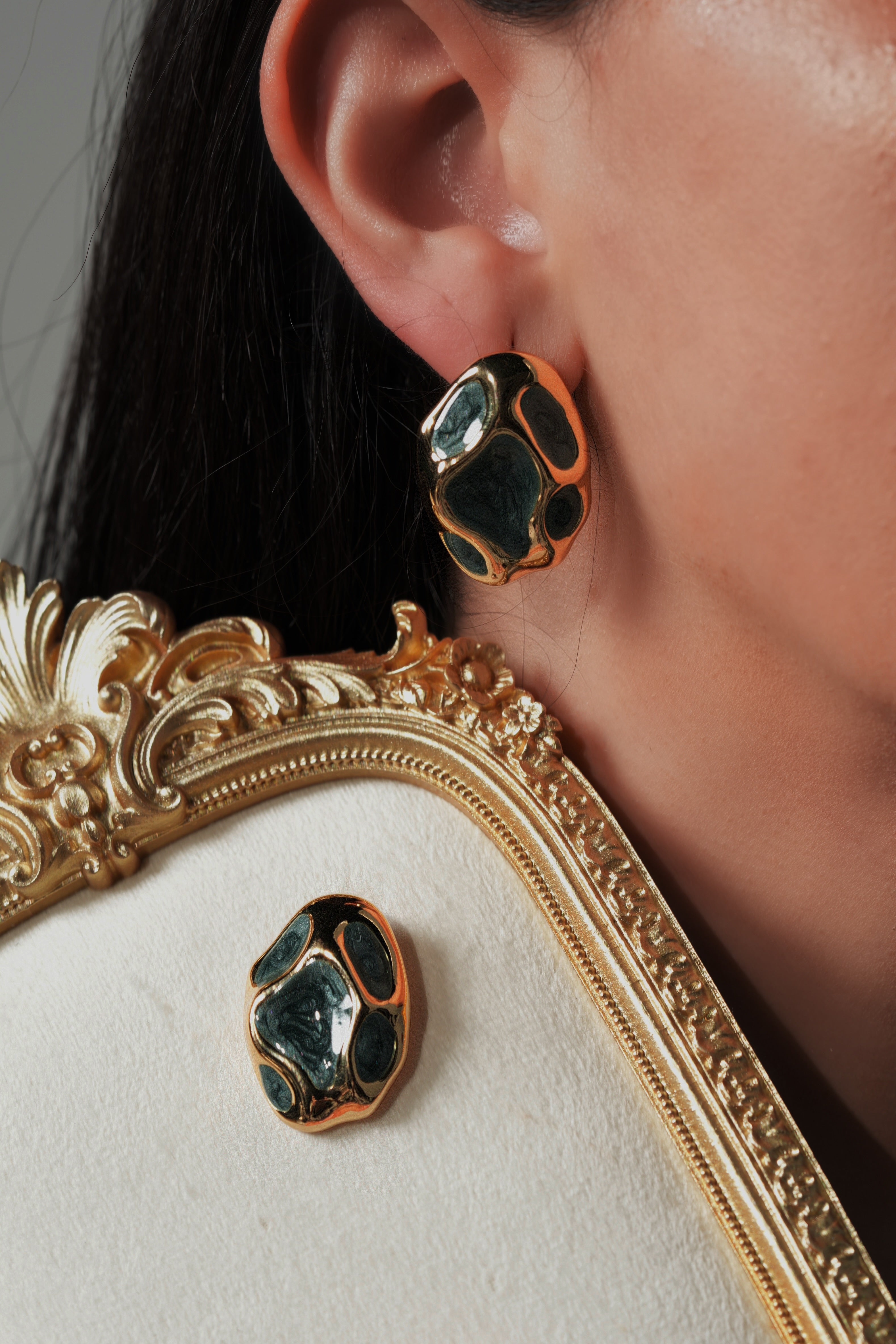Golden rock with green earrings