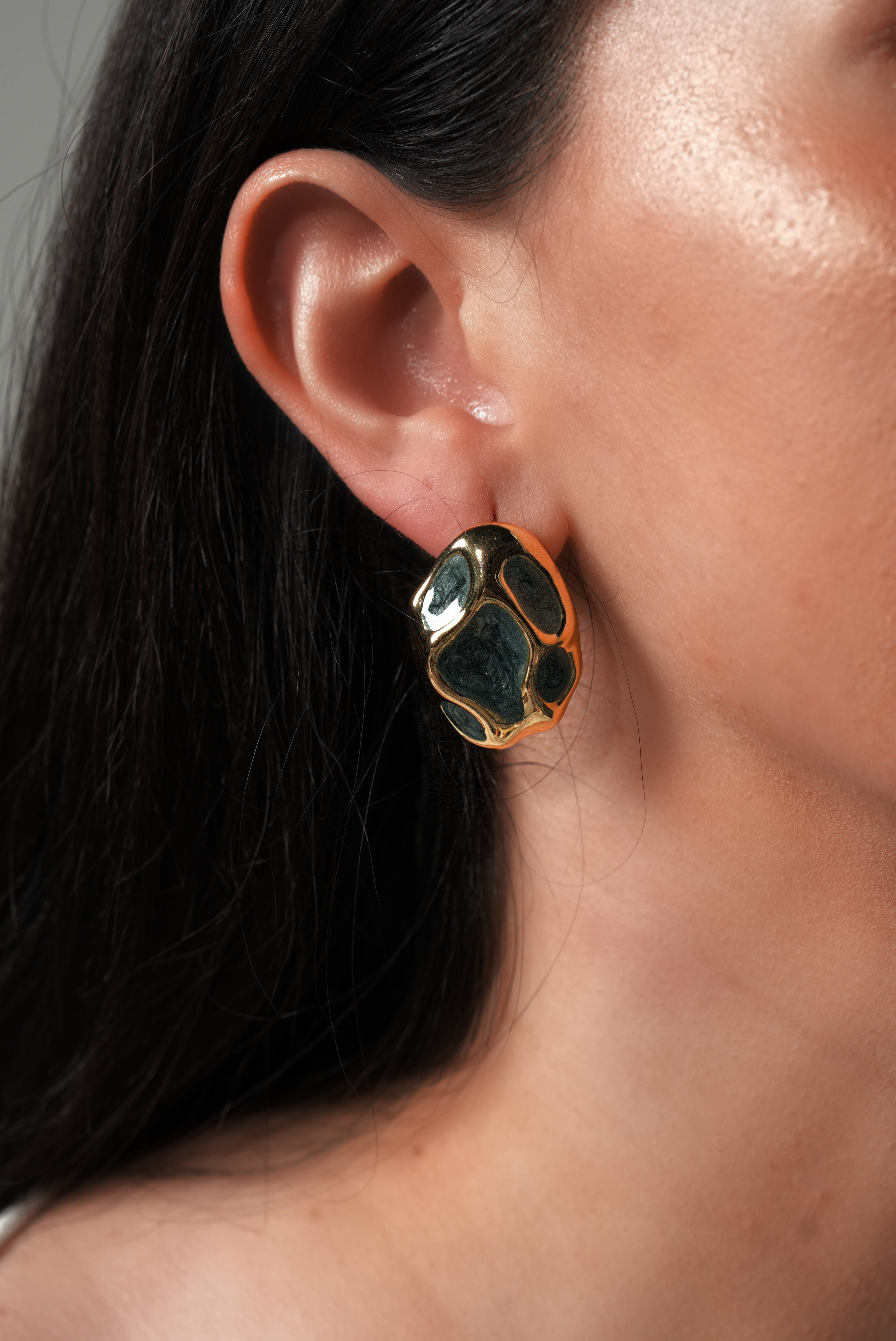 Golden rock with green earrings