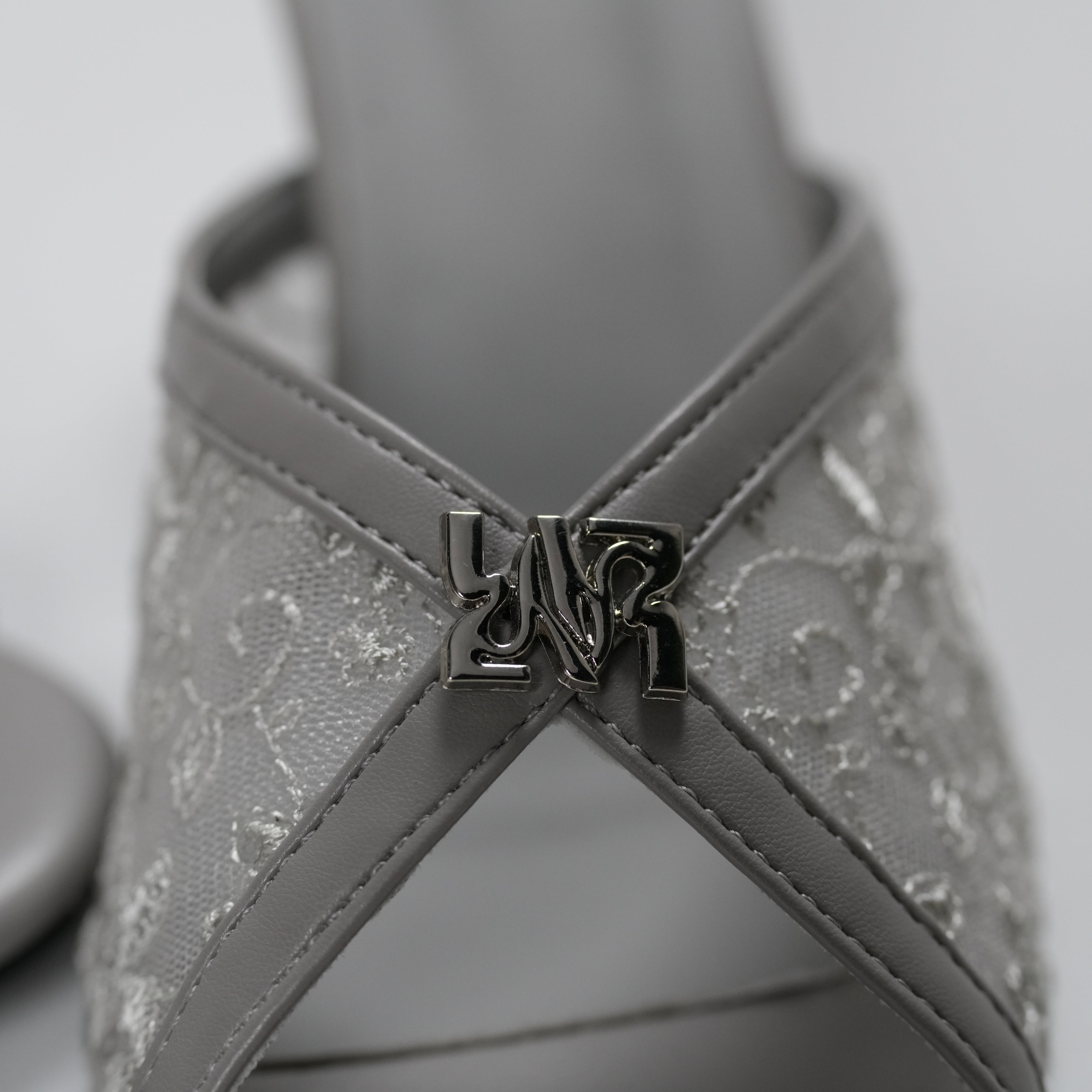 Kitty heel