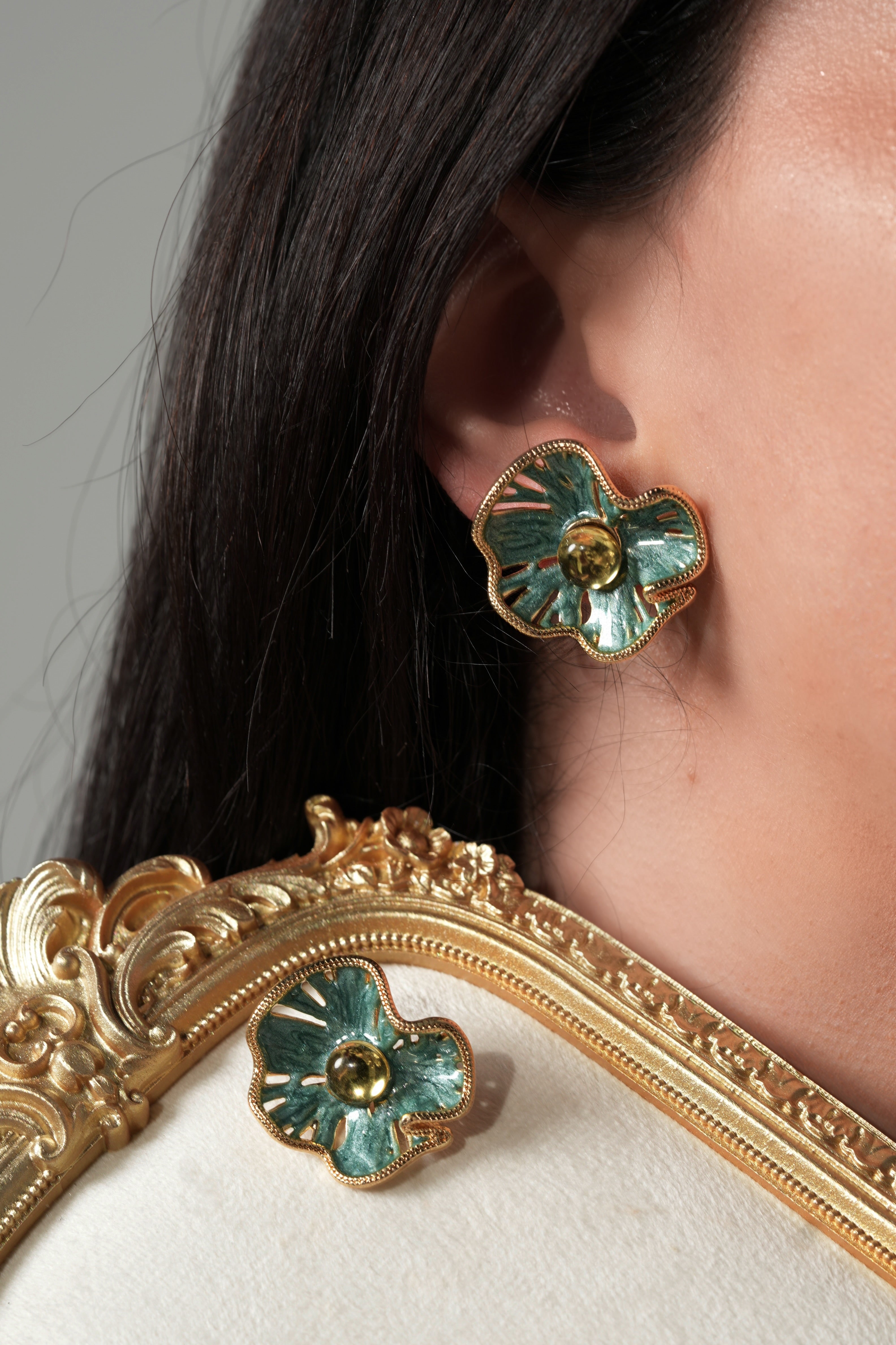 Colored flowery earrings