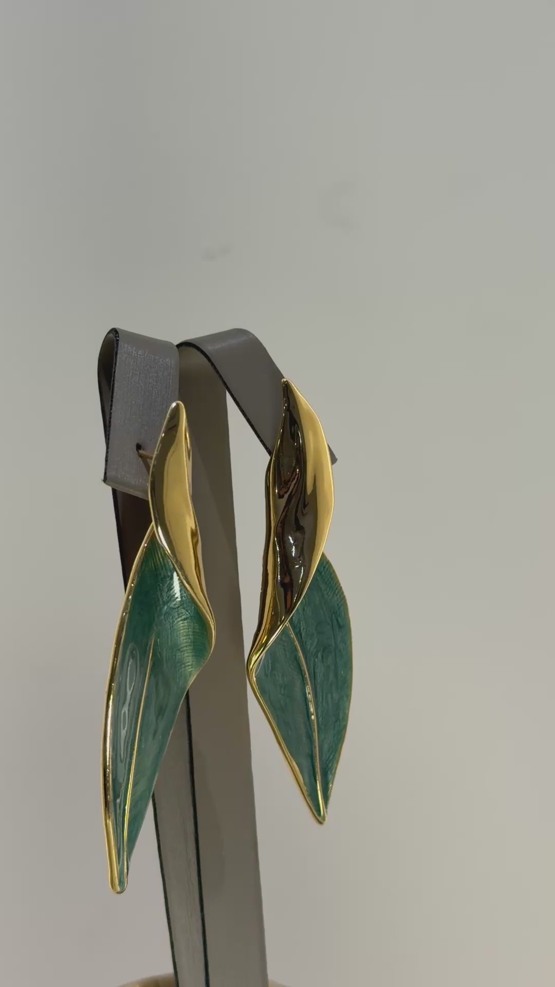 تحميل الفيديو: Green leaf earrings (hand made)