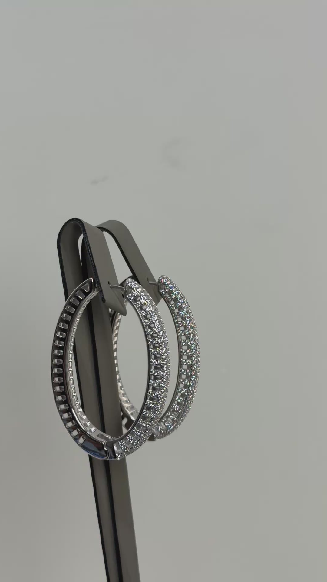تحميل الفيديو: Crystal hoop earrings