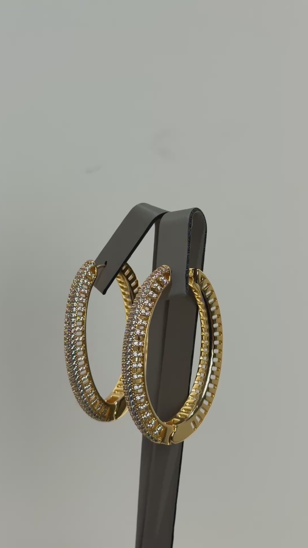 تحميل الفيديو: Crystal hoop earrings