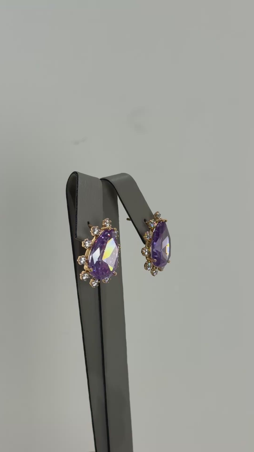 تحميل الفيديو: Purple crystal earrings