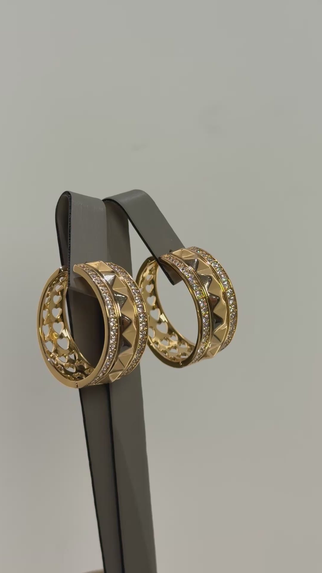 تحميل الفيديو: Golden hoops with crystal lines