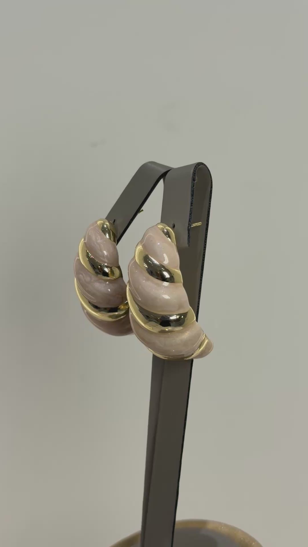 تحميل الفيديو: Nude candy cane earrings