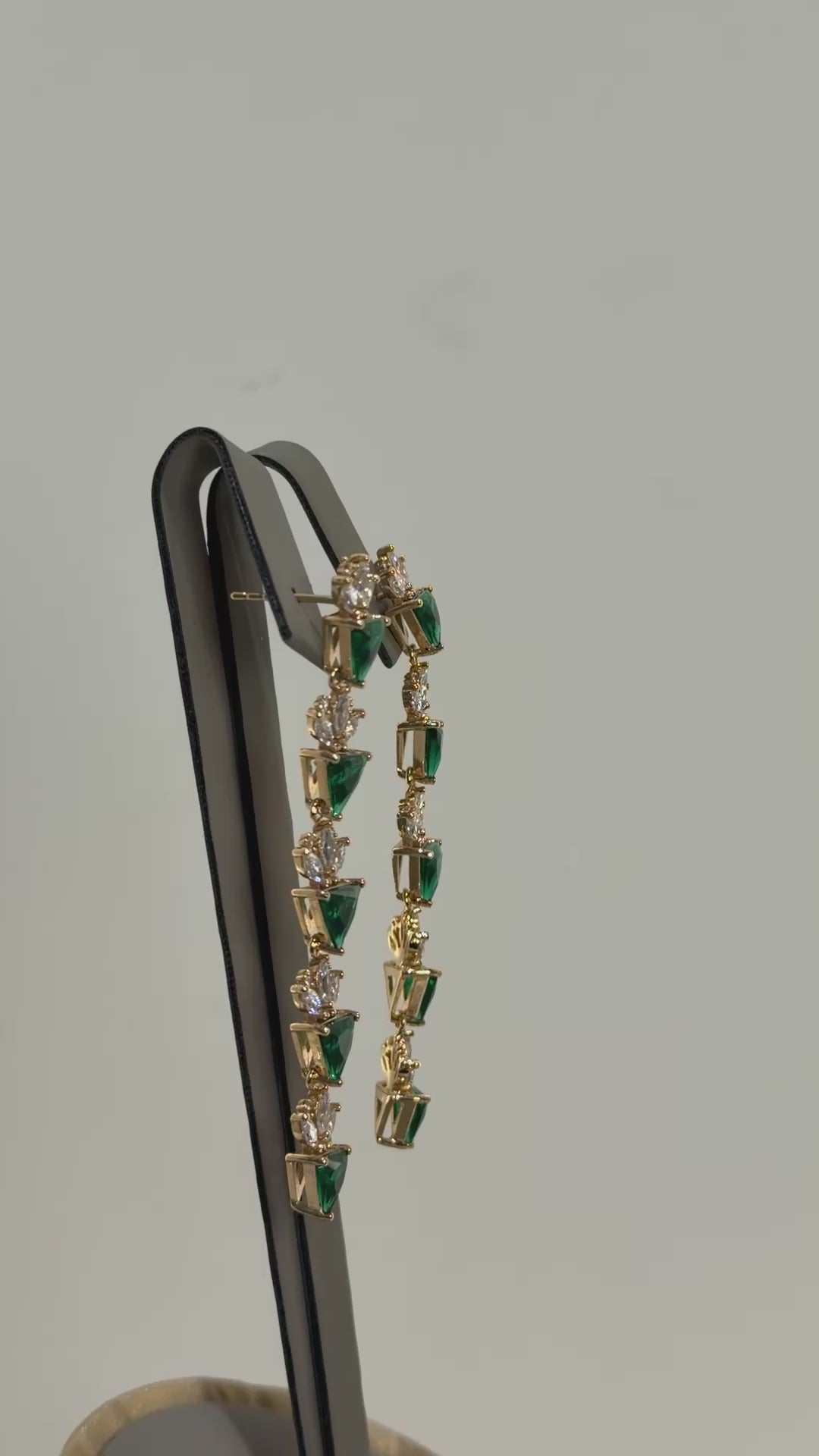 تحميل الفيديو: Crystal triangles earrings