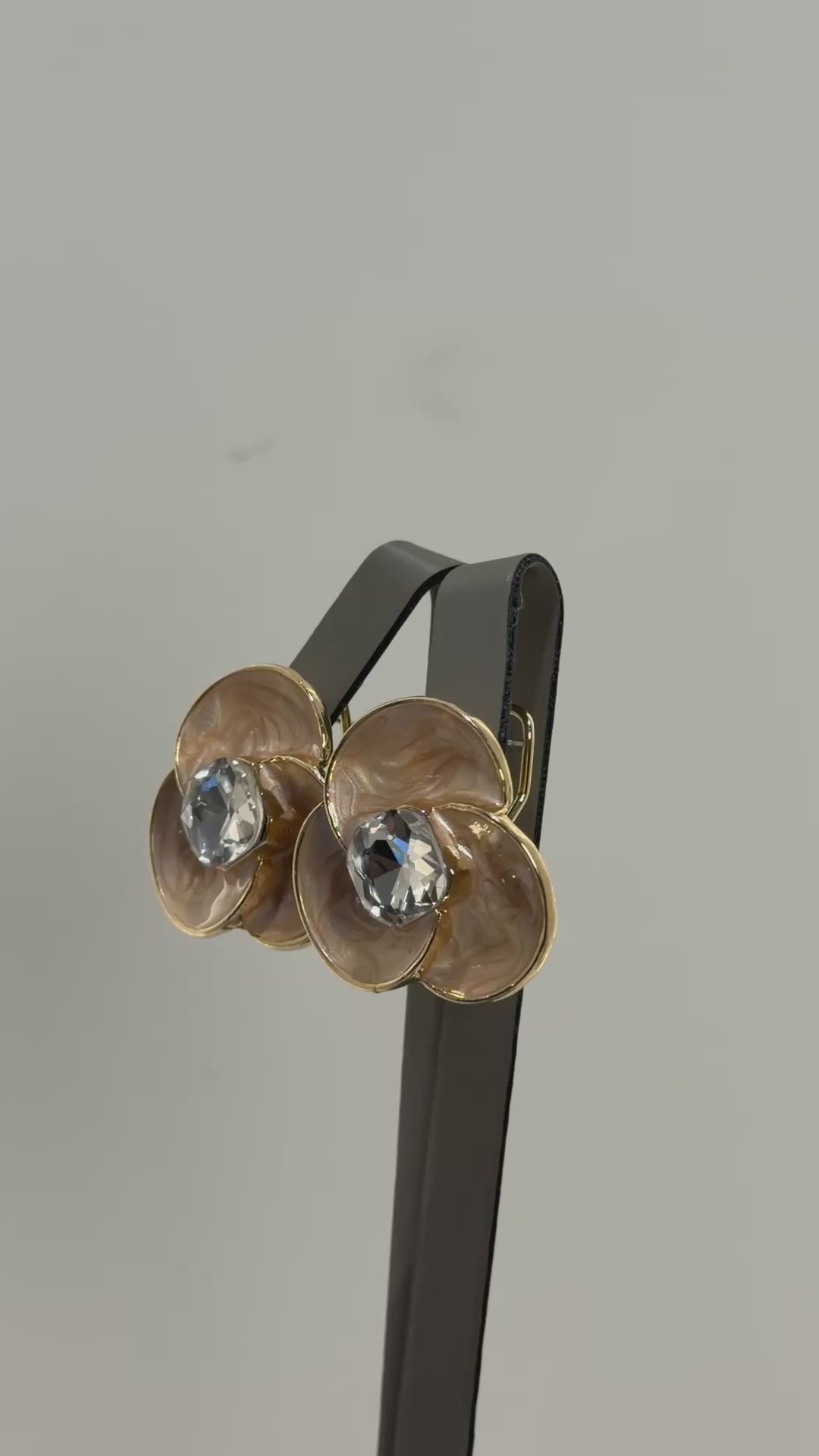 تحميل الفيديو: Nude flower earrings