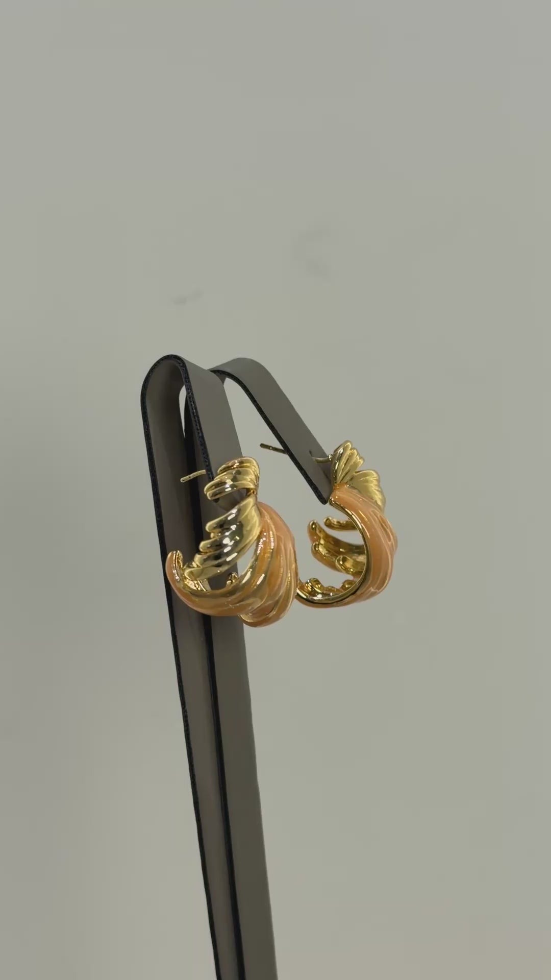 تحميل الفيديو: Curved orange earrings