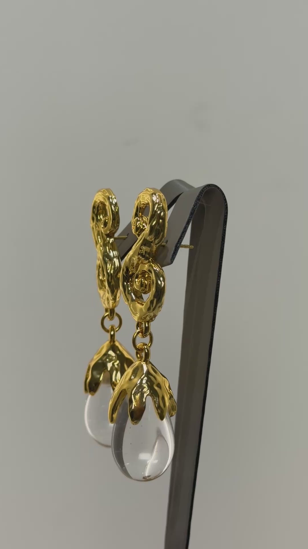 تحميل الفيديو: Gold plated clear rock earrings
