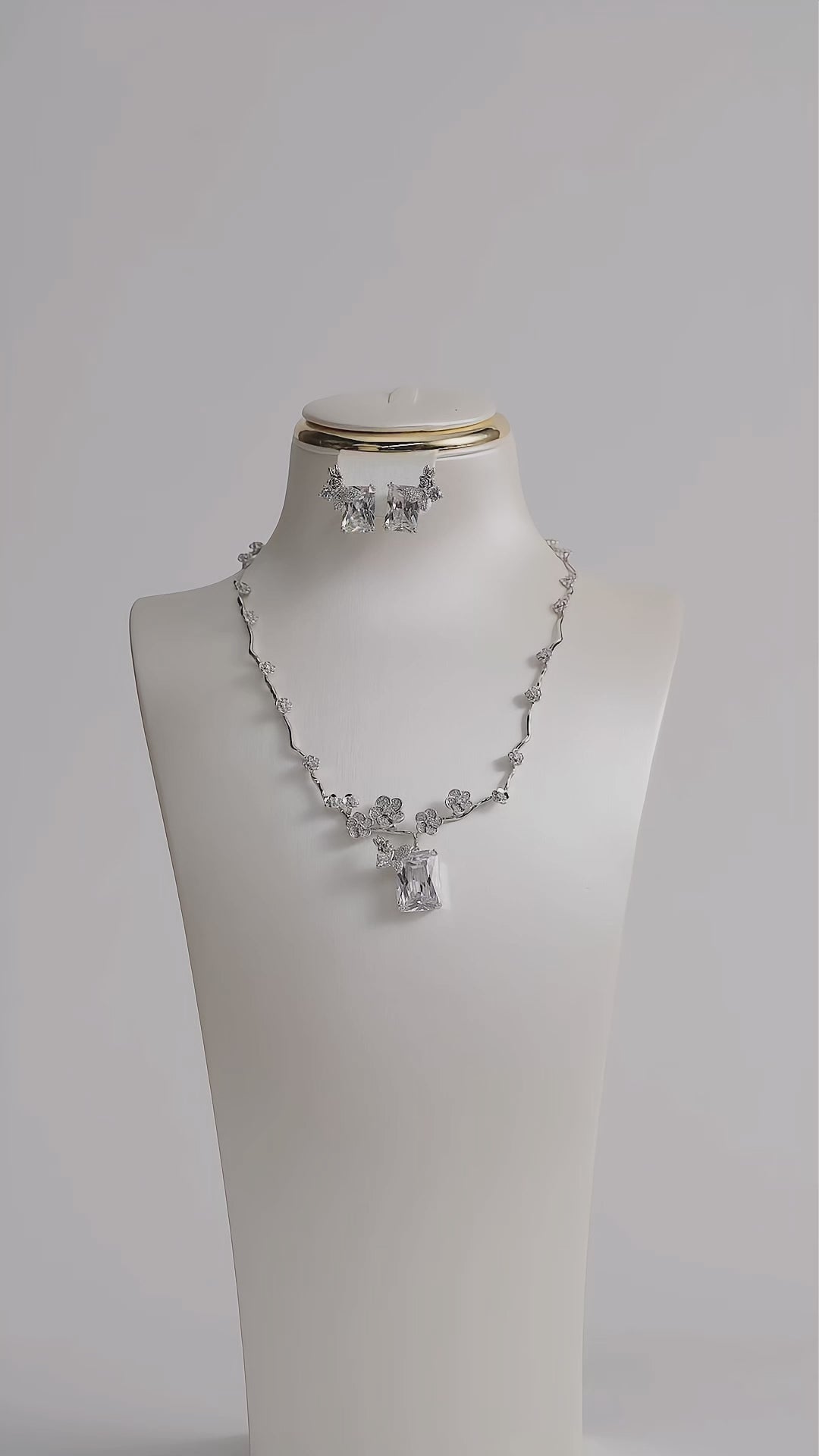 تحميل الفيديو: Crystal clover set