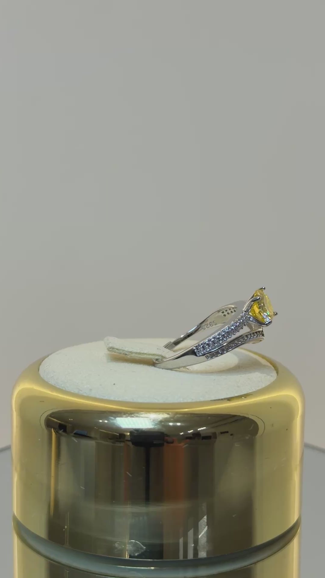 Load video: Silver 925 yellow crystal ring