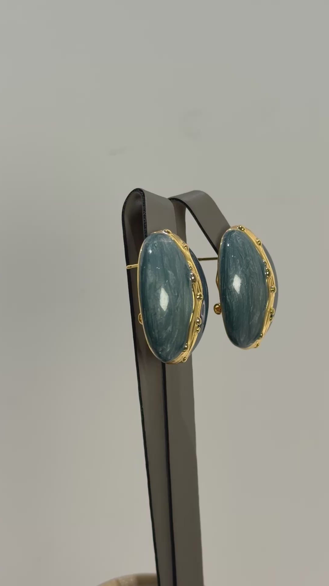 تحميل الفيديو: Blue green Round earrings (hand made)