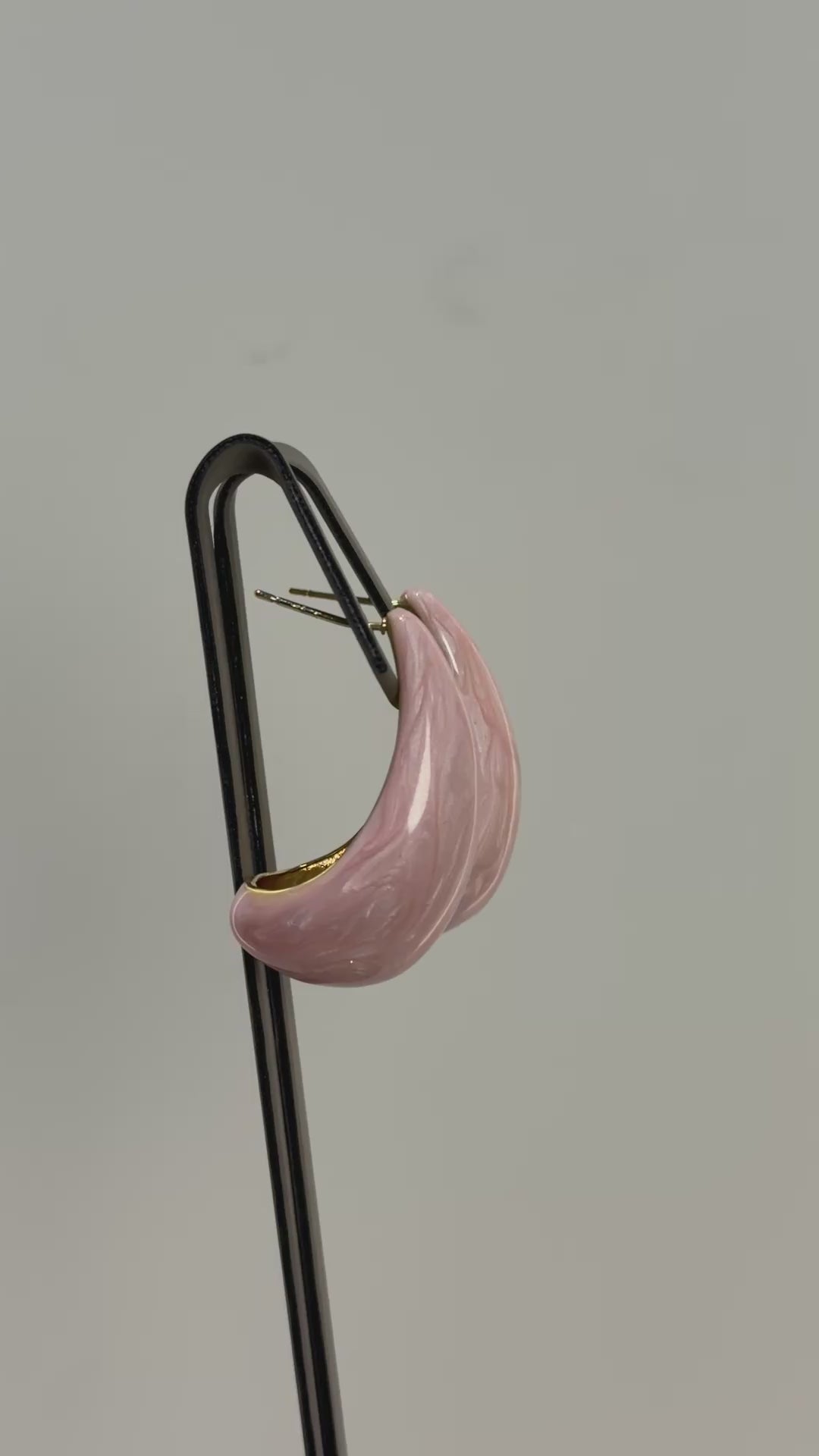 تحميل الفيديو: Pink hook earrings