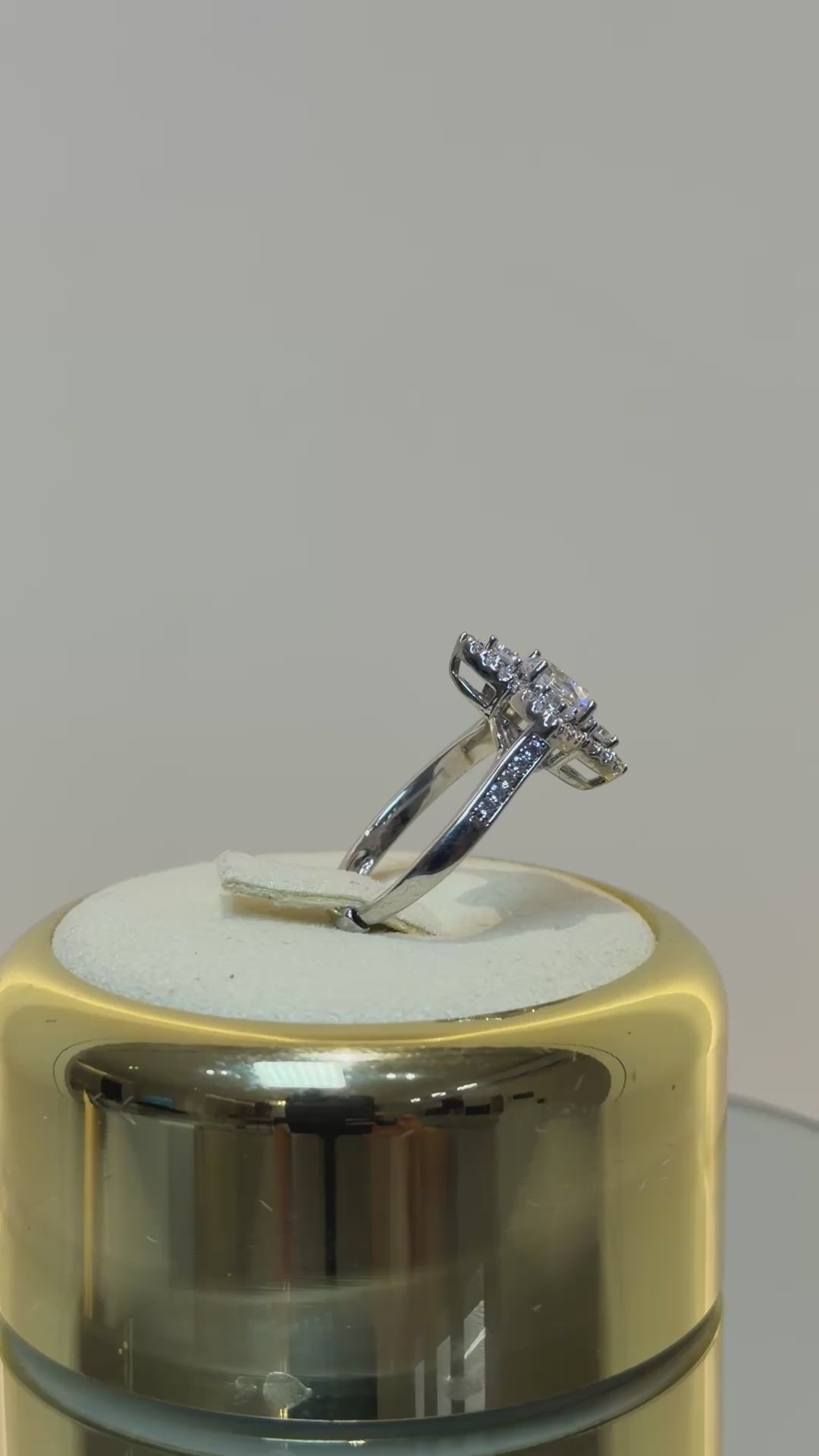 تحميل الفيديو: Vera crystal ring
