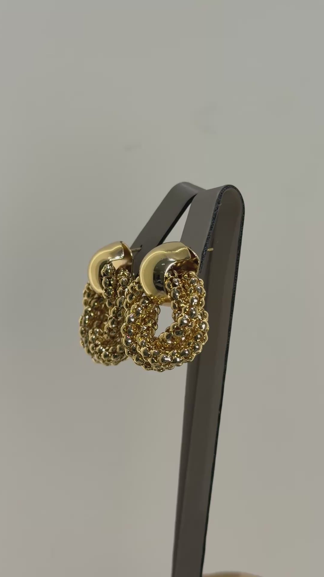 تحميل الفيديو: Golden circled earrings