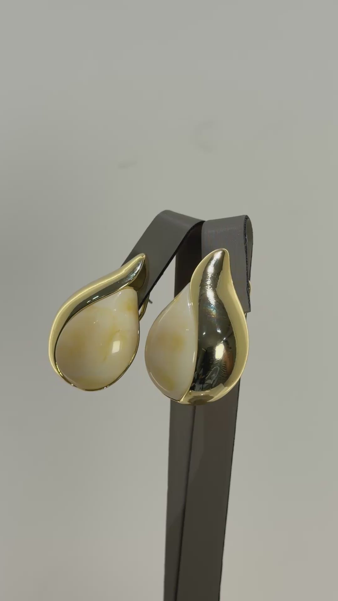 تحميل الفيديو: Off-white drop earrings