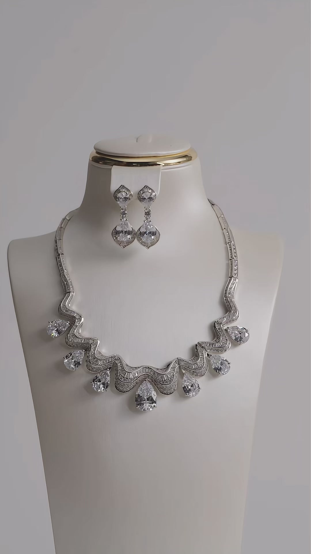 تحميل الفيديو: Curved royal tears set