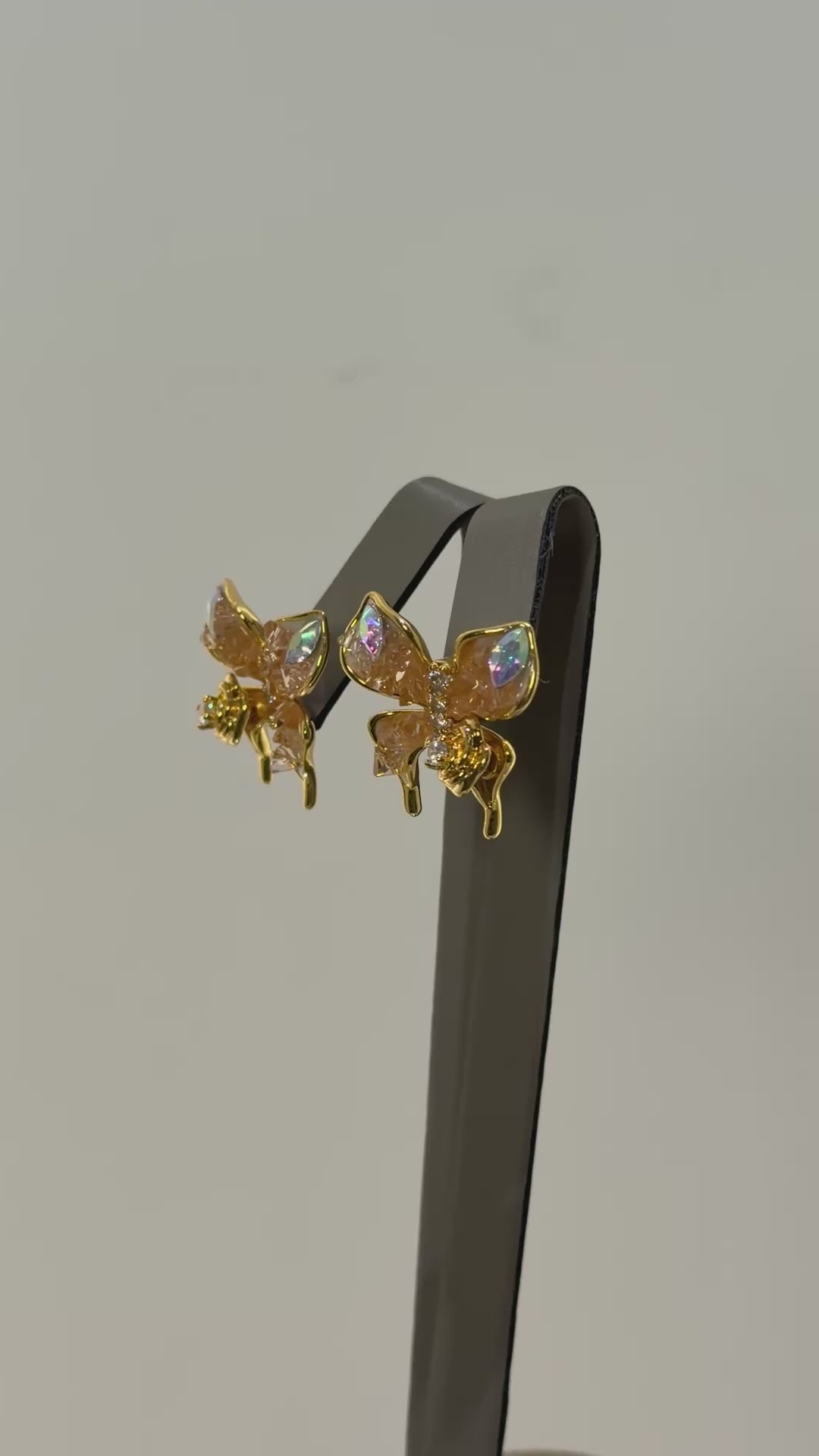 تحميل الفيديو: Peach rocked butterfly earrings
