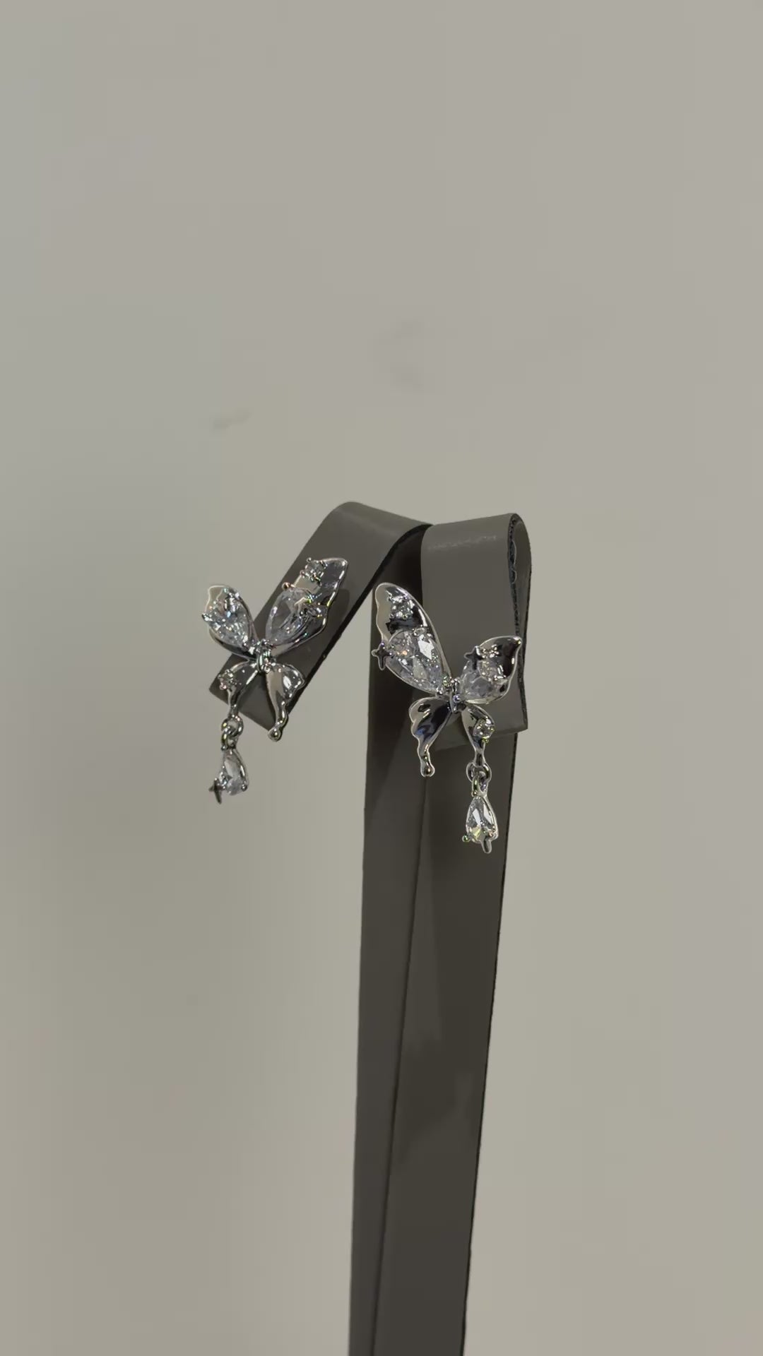 تحميل الفيديو: Silver crystal butterfly earrings