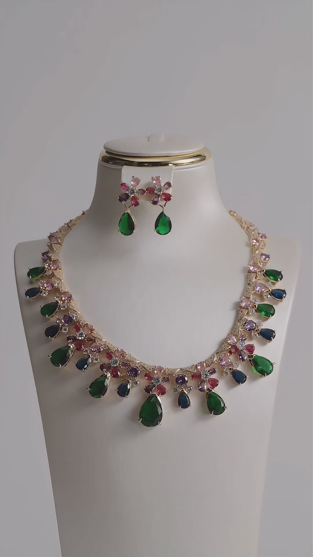تحميل الفيديو: Queen Elizabeth set