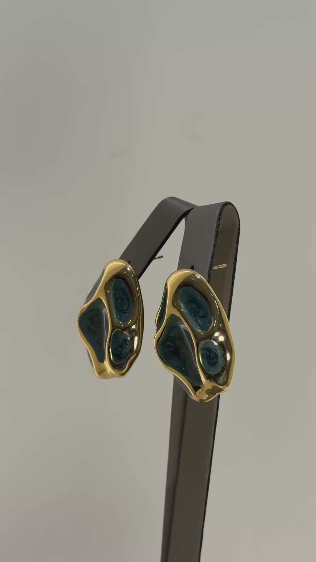 تحميل الفيديو: Golden rock with green earrings