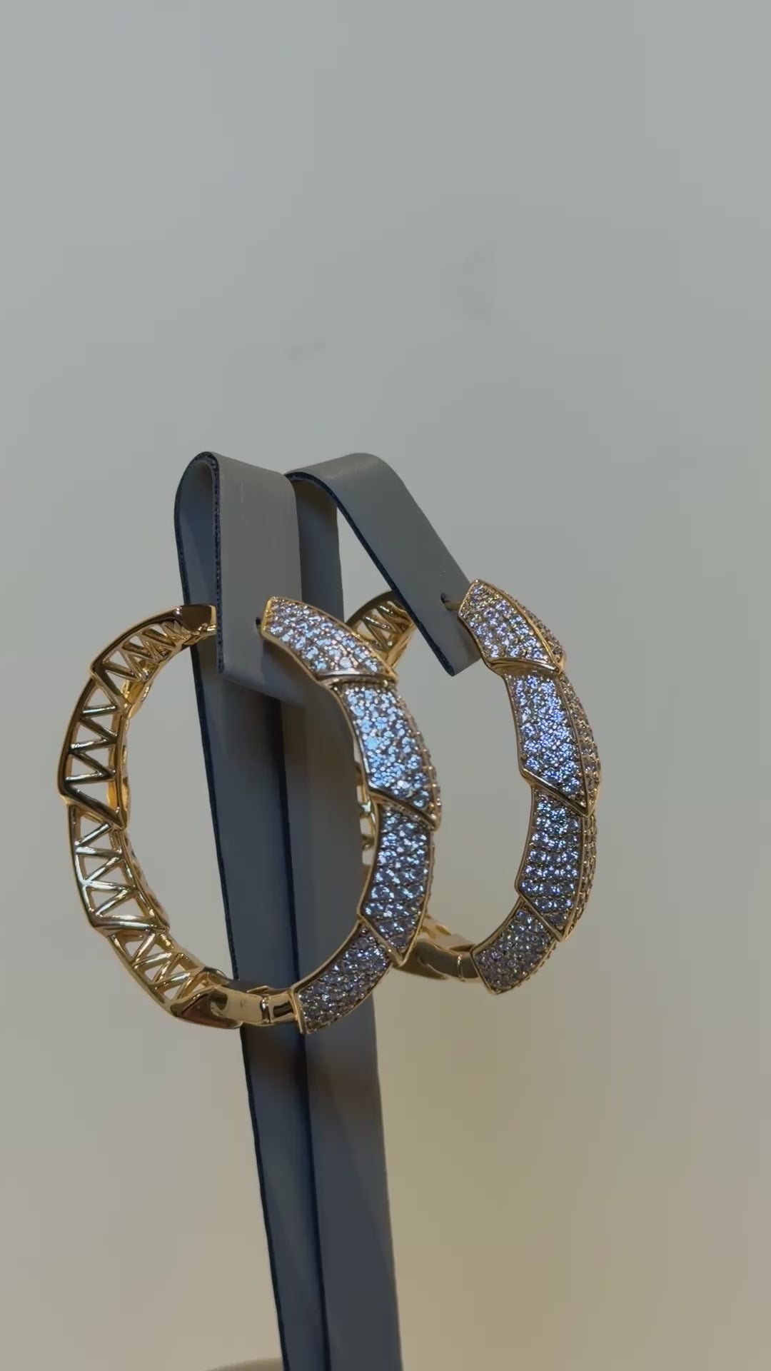 تحميل الفيديو: Crystal hoops