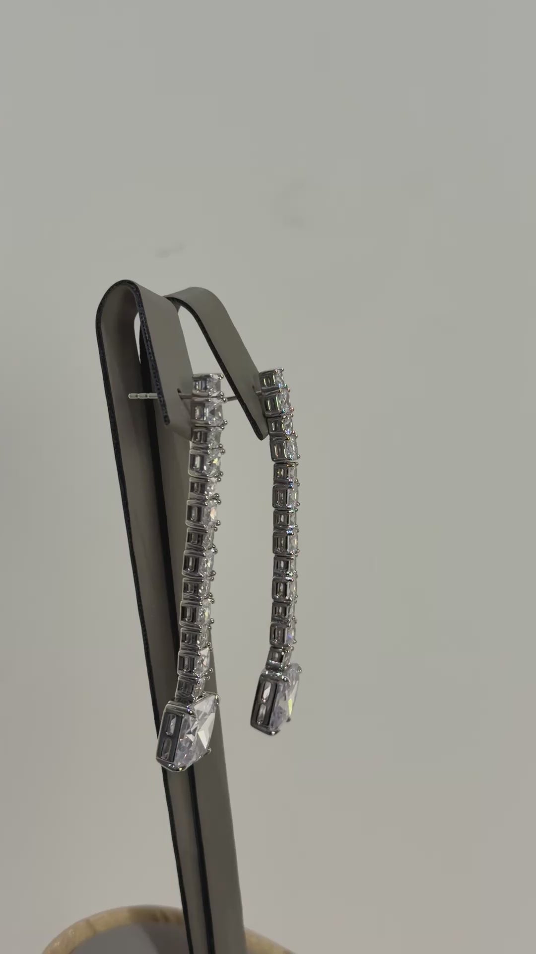 تحميل الفيديو: Crystal blocks earrings