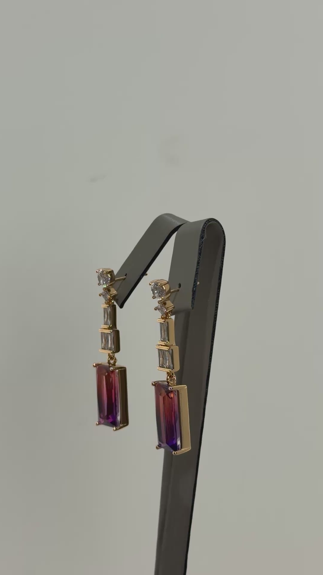 تحميل الفيديو: Faded purple crystal earrings
