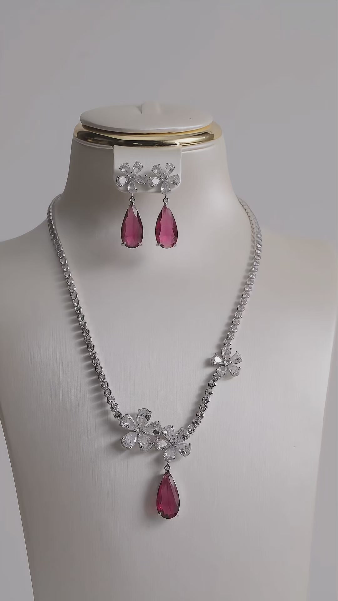 تحميل الفيديو: Burgundy crystal set