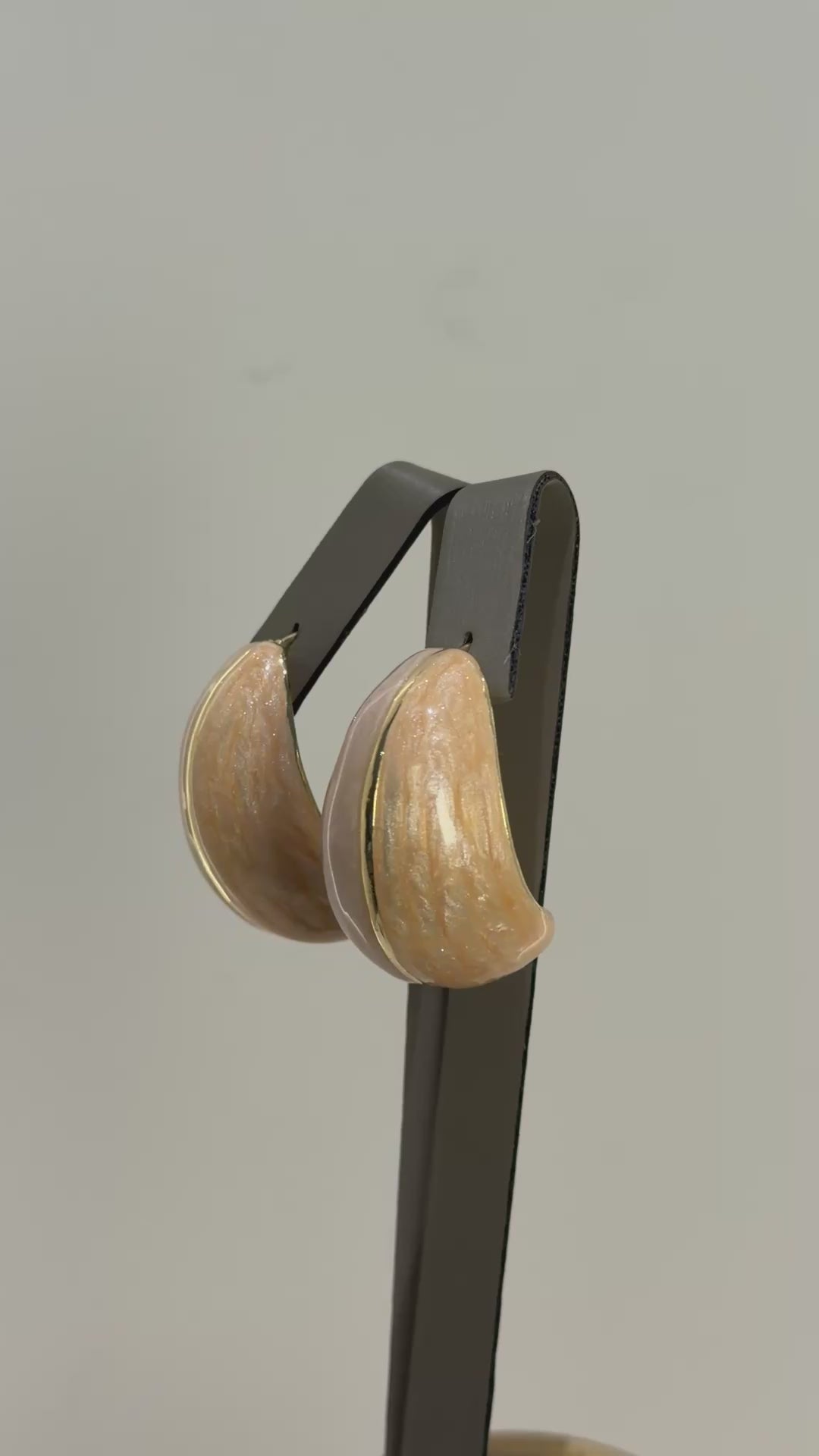 تحميل الفيديو: Peachy curved earrings (hand made)