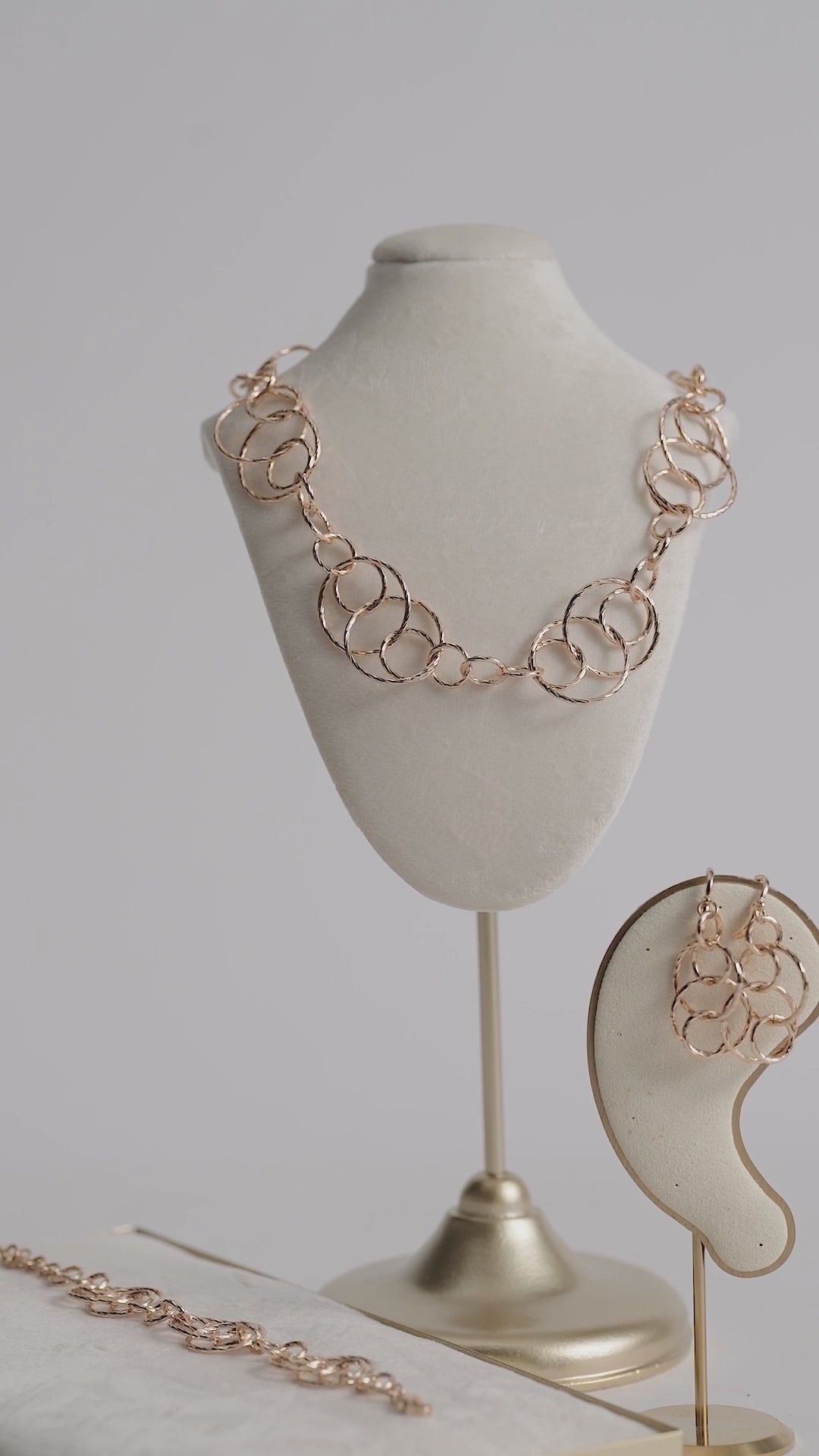 تحميل الفيديو: Golden circles 3 pieces set
