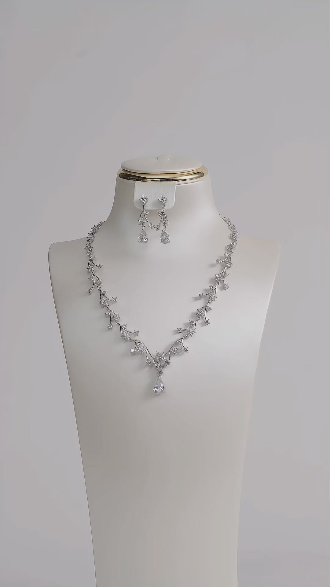 تحميل الفيديو: Silver vine set