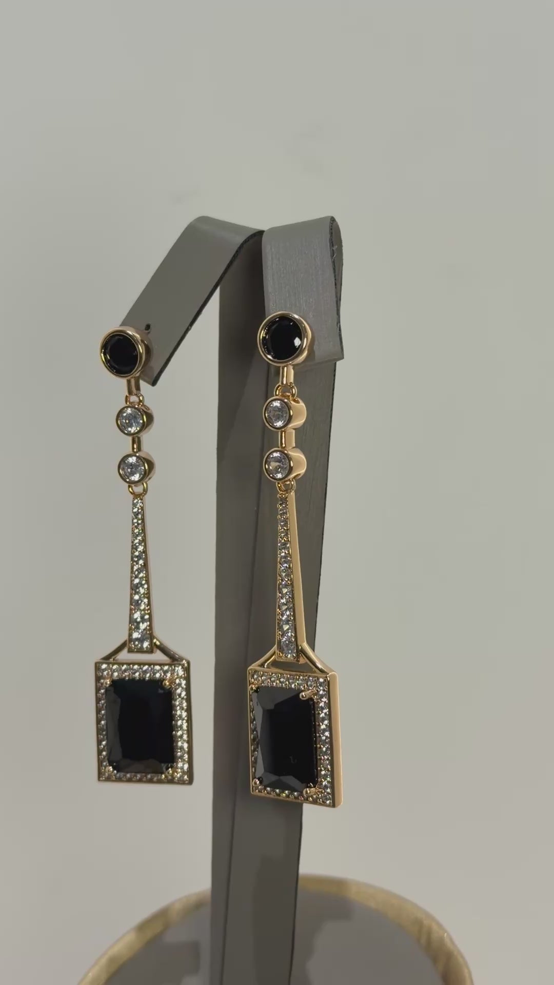 تحميل الفيديو: Tall black earrings