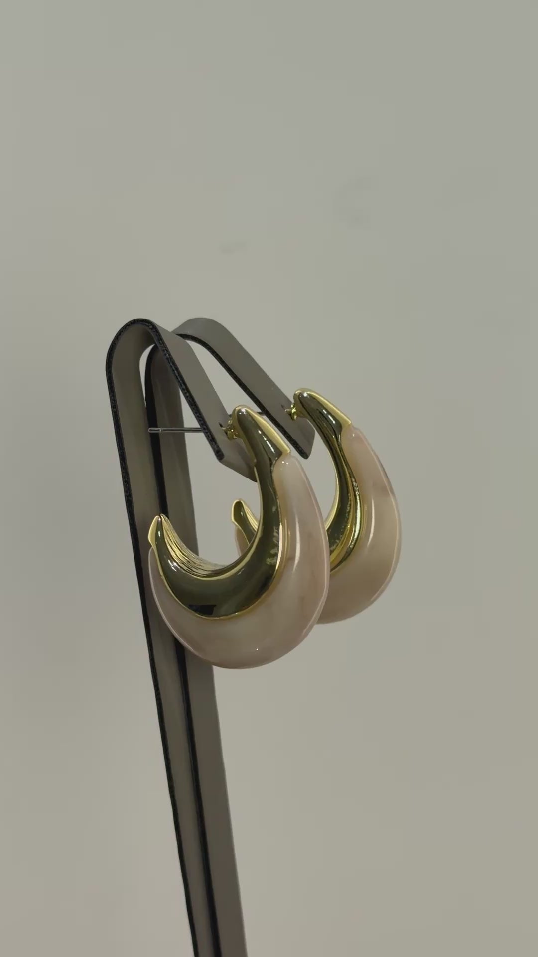 تحميل الفيديو: Nude hook earrings