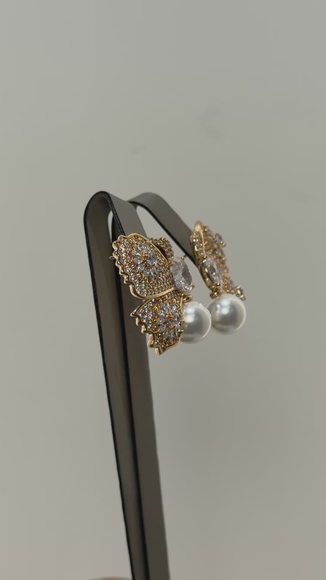 تحميل الفيديو: Pearly Butterfly earrings