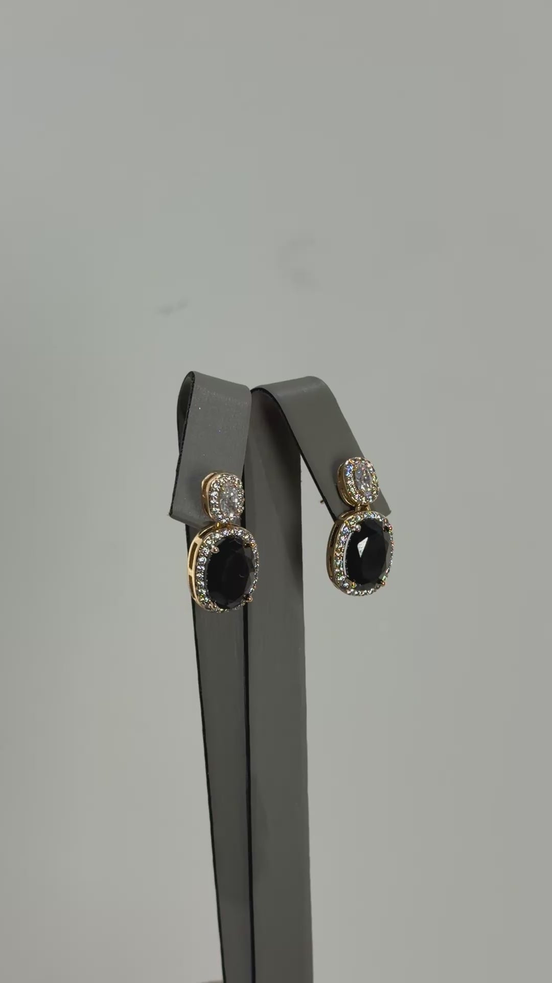 تحميل الفيديو: Black crystal earrings