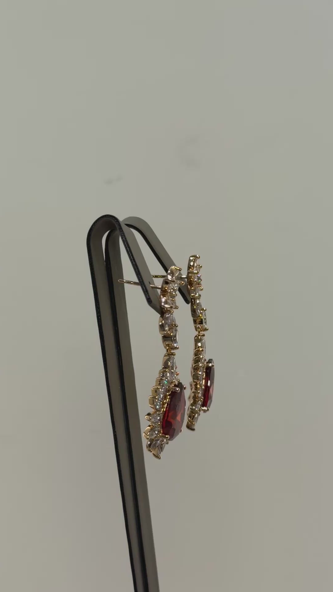 تحميل الفيديو: Red crystal earrings
