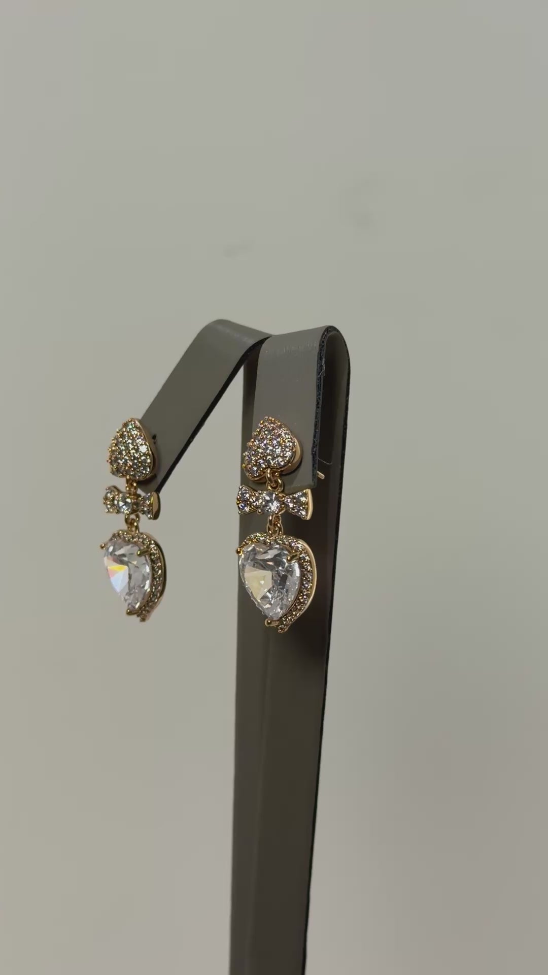 تحميل الفيديو: Crystal Ace earrings