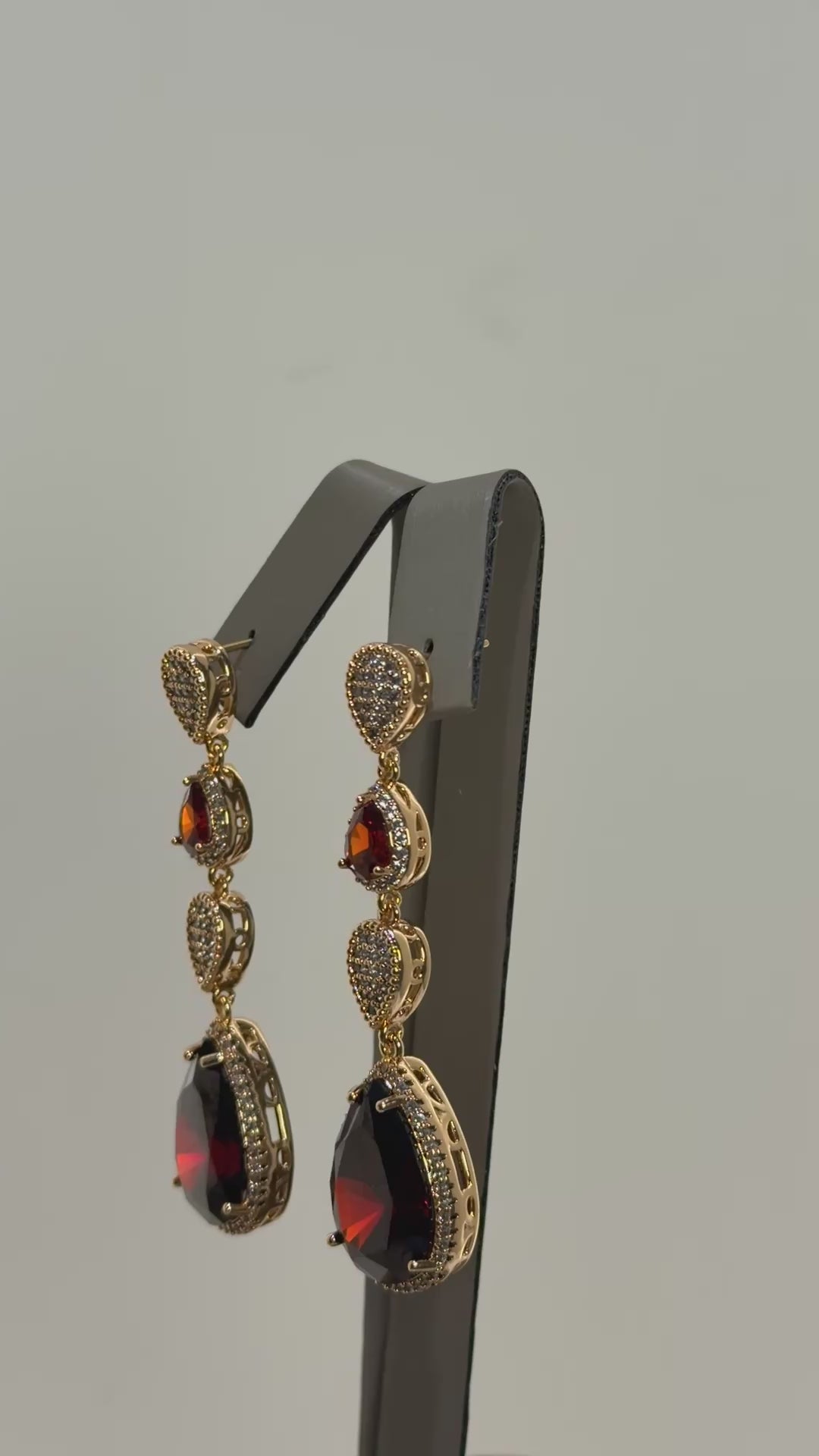 تحميل الفيديو: Burgundy stones earrings