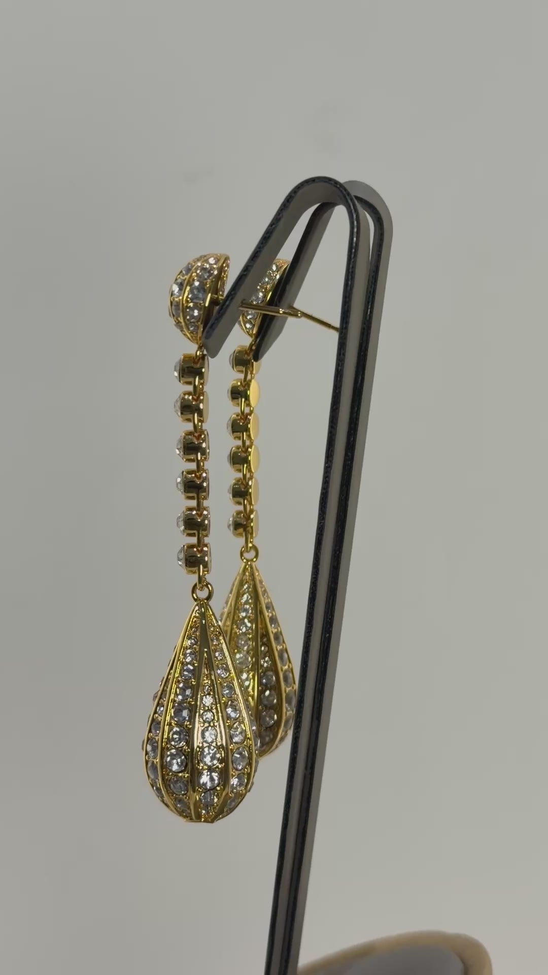 تحميل الفيديو: Gold plated long earrings