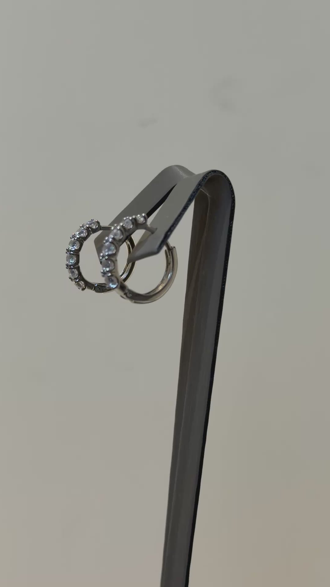 تحميل الفيديو: Simple tennis earrings