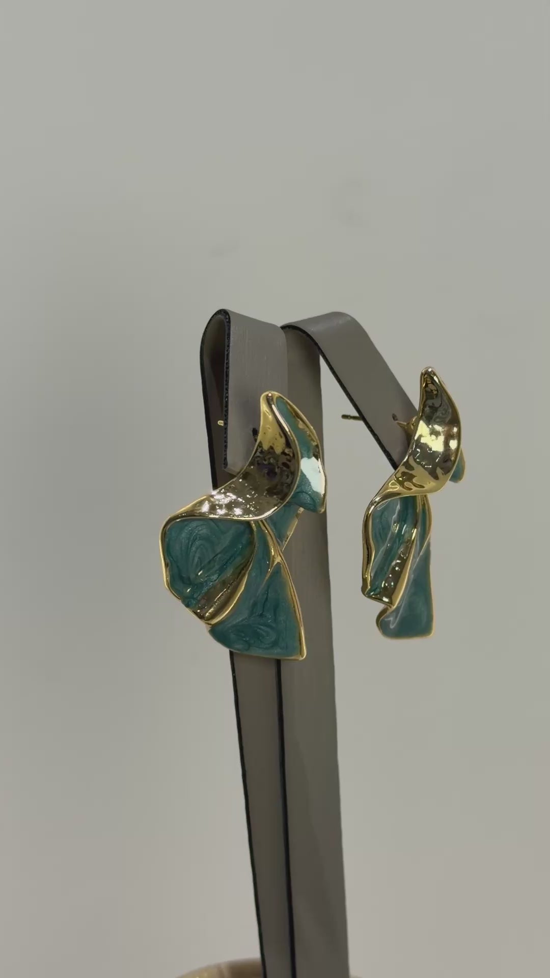 تحميل الفيديو: Hand made green earrings