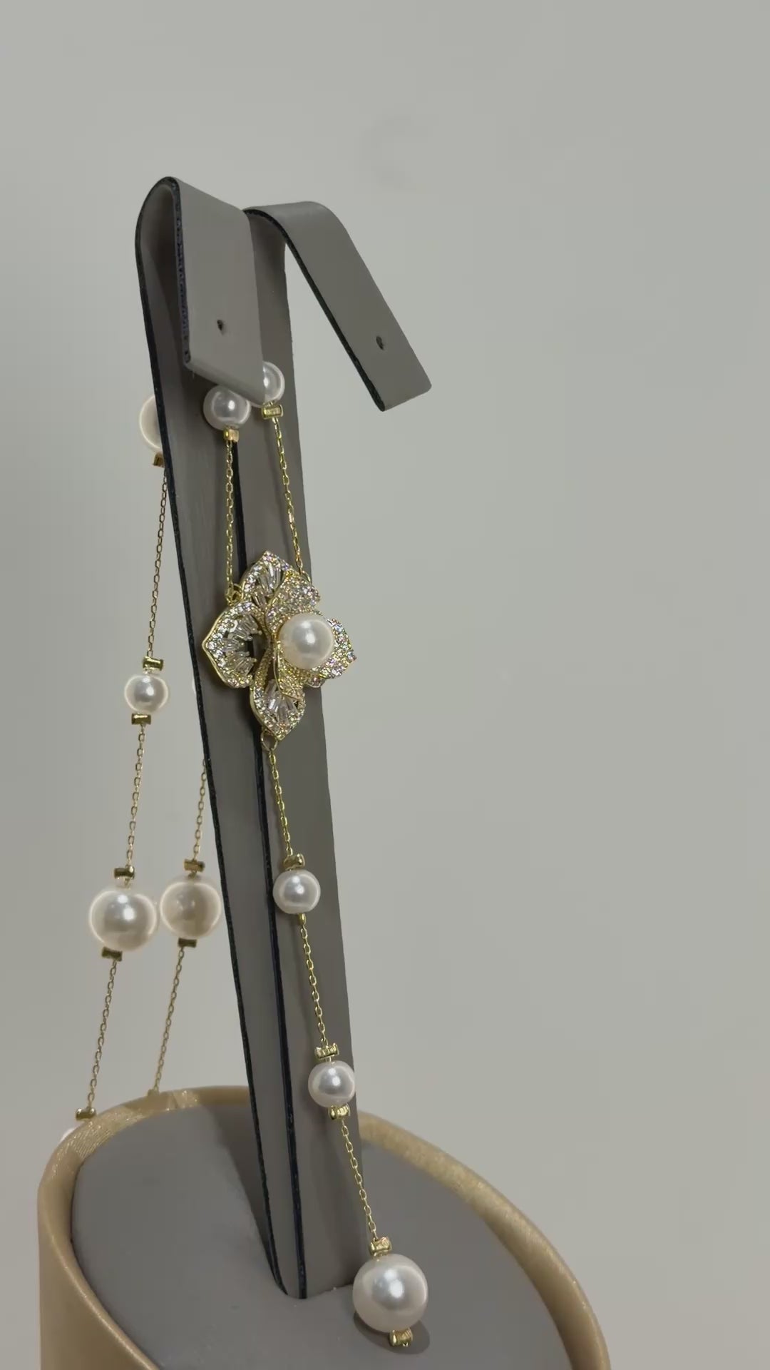 Load video: Pearly necklace