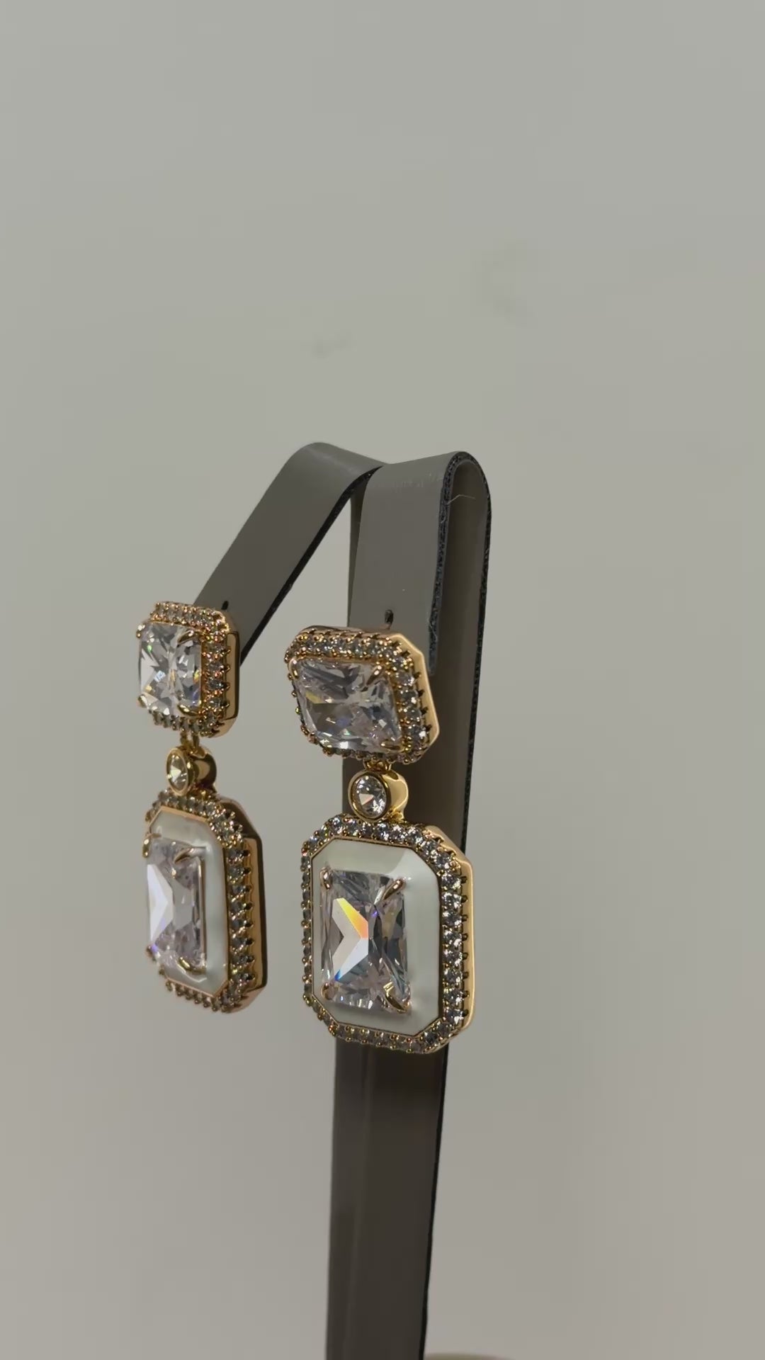 تحميل الفيديو: White crystal block earrings